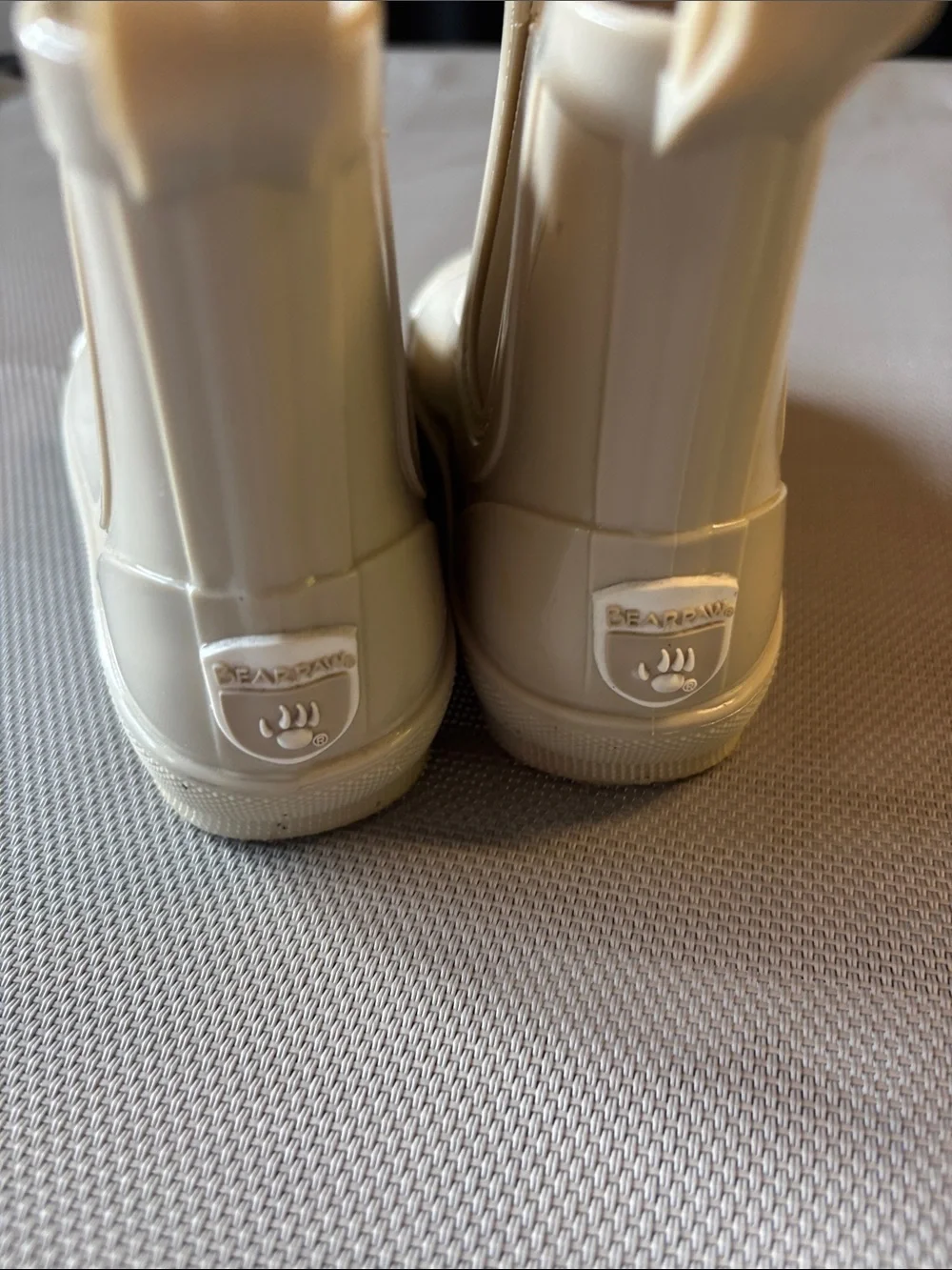 BearPaw glossy cream